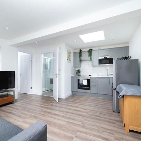 Cozy Single Level Flat With Parking Apartment Enfield Luaran gambar