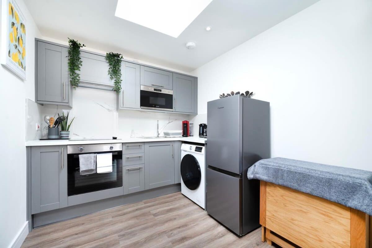 Cozy Single Level Flat With Parking Apartment Enfield Luaran gambar