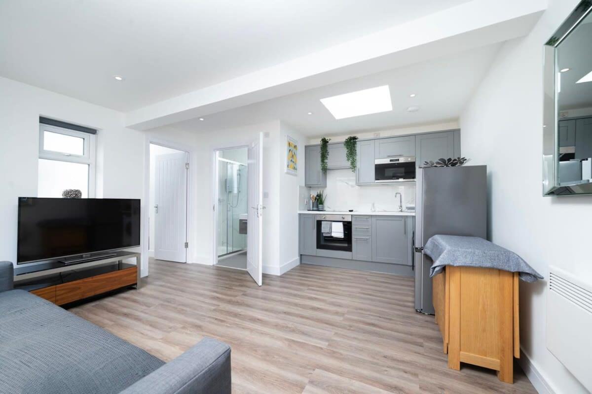 Cozy Single Level Flat With Parking Apartment Enfield Luaran gambar