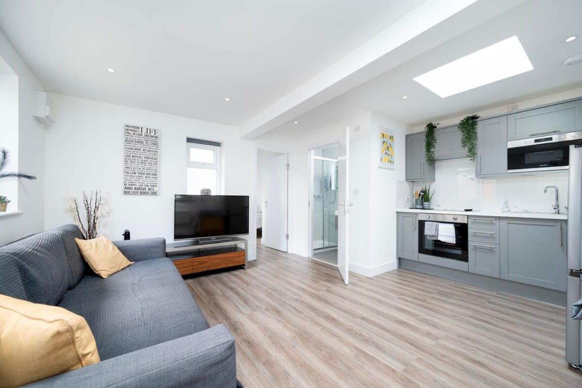 Cozy Single Level Flat With Parking Apartment Enfield Luaran gambar
