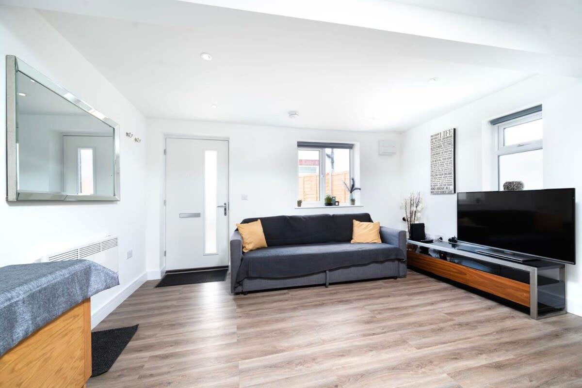 Cozy Single Level Flat With Parking Apartment Enfield Luaran gambar