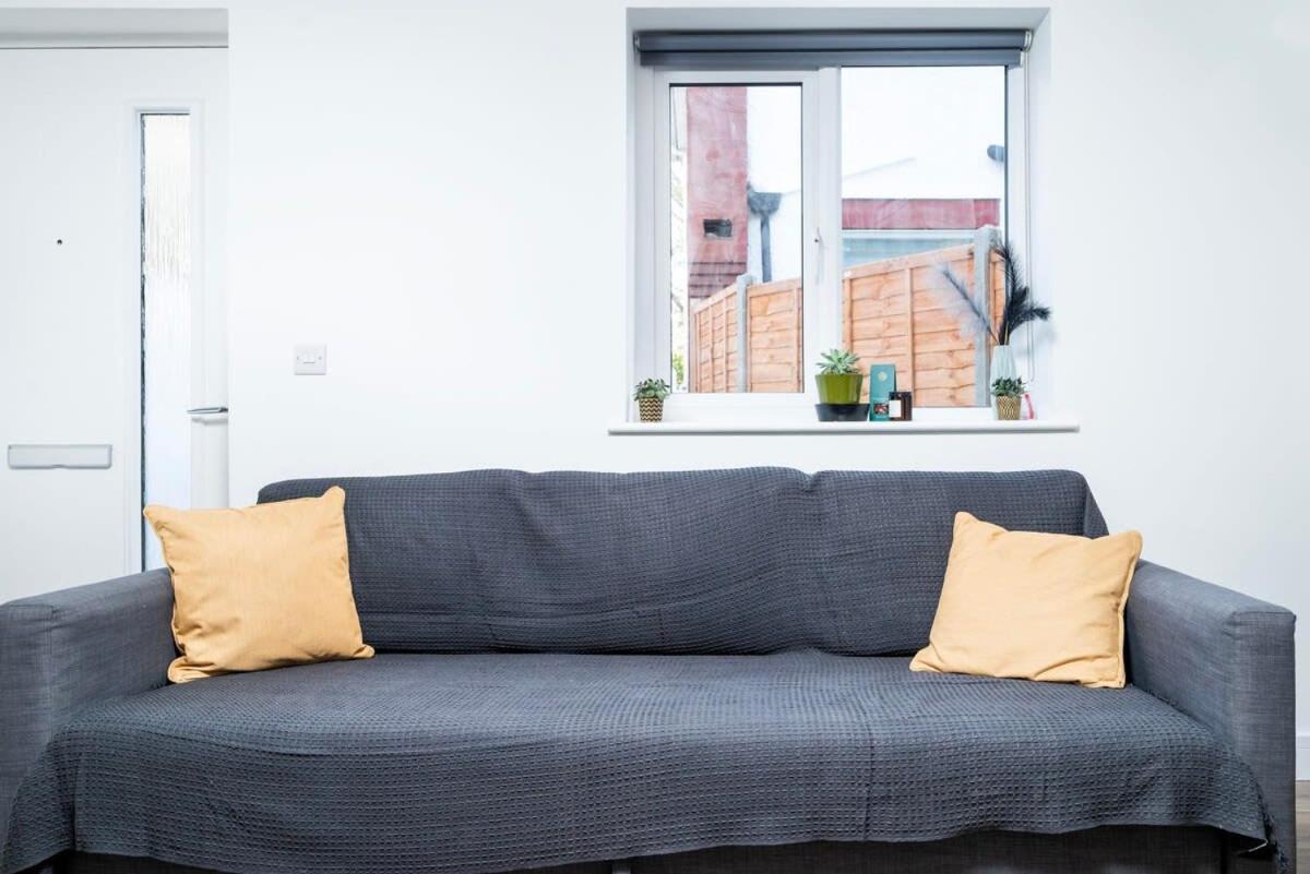 Cozy Single Level Flat With Parking Apartment Enfield Luaran gambar